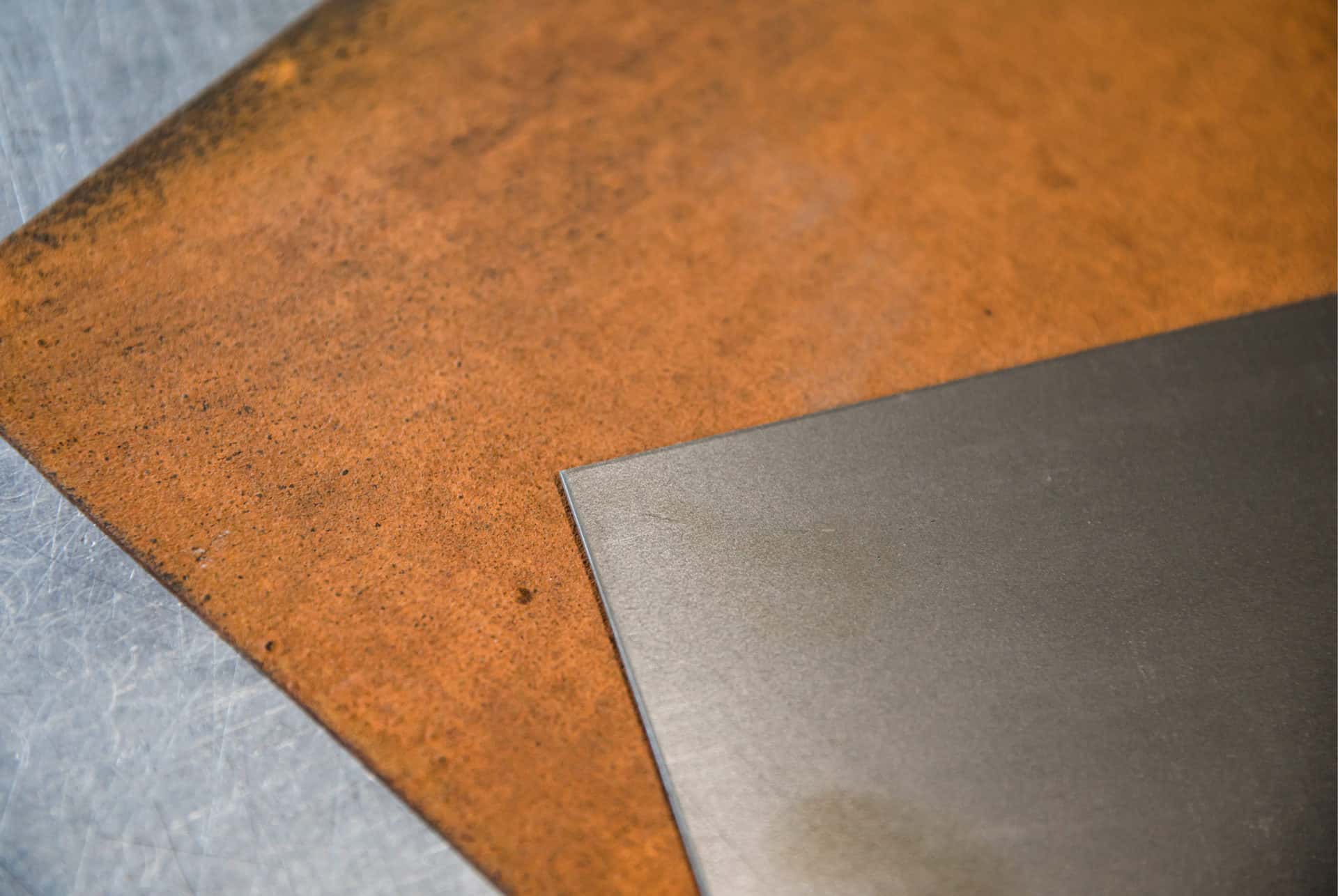 Verrostetes Metall und eine neue Oberfläche als Sinnbild für Reparatur und Instandhaltung